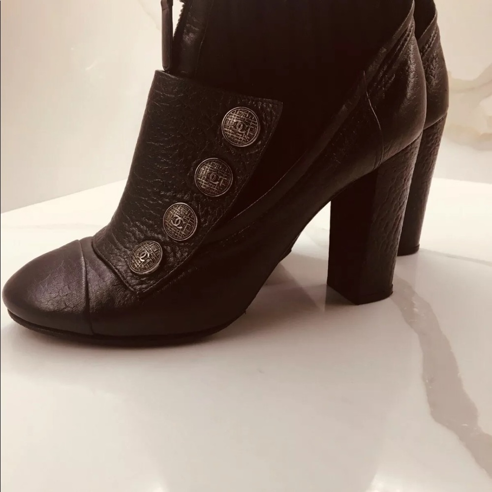 Chanel Pebbled Leather Ribbed Knit 'CC' Boots 39.5 - Picture 2 of 11